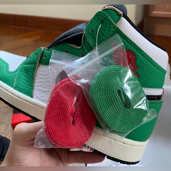 Wmns Jordan 1 Retro High OG “Lucky Green” - Picture 10 of 10